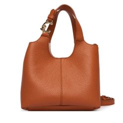 Torebka Coccinelle. Brązowe torebki klasyczne Coccinelle, bez wzorów, klasyczne, bez dodatków. Za 1,209.00 zł.