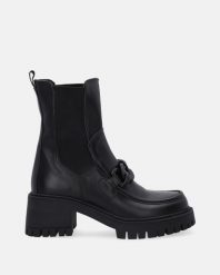 CZARNE BOTKI Z ŁAŃCUCHEM D23KB-1315 BLACK. Czarne botki Venezia, bez wzorów, ze skóry, bez obcasa, bez zapięcia. Za 289.00 zł.