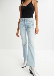 Dżinsy ze stretchem BOOTCUT, mid waist. Niebieskie jeansy bonprix, bez wzorów, z jeansu. Za 149.99 zł.