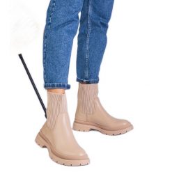 Brązowe botki z materiałową cholewką beżowe. Brązowe botki bez wzorów, z materiału, eleganckie, z okrągłym noskiem, bez obcasa, na obcasie, bez zapięcia. Za 89.18 zł.