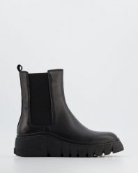 CZARNE BOTKI 02442100 BLACK. Czarne botki Venezia, bez wzorów, ze skóry, bez obcasa, bez zapięcia. Za 359.00 zł.