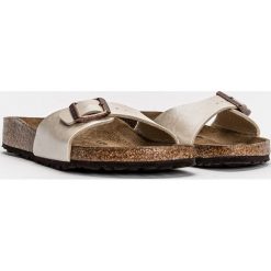 Klapki damskie Birkenstock Madrid BF (940153). Białe klapki Birkenstock, bez wzorów, młodzieżowe, bez obcasa, bez zapięcia. Za 259.90 zł.