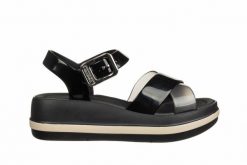 Sandały Azaleia Marie Sandal Plat Fem Black 198049, Czarny, Tworzywo. Czarne sandały Azaleia, bez wzorów, z gumy, sportowe, bez obcasa, bez zapięcia. W wyprzedaży za 99.00 zł.