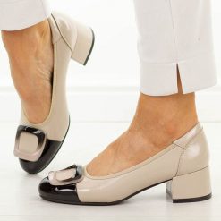 Beżowe czółenka damskie na obcasie Potocki 12807. Brązowe czółenka POTOCKI, na jesień, z aplikacjami, z lakierowanej skóry, eleganckie, z okrągłym noskiem, bez obcasa, na obcasie, bez zapięcia. Za 199.00 zł.