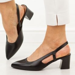 Czarne czółenka damskie bez pięty Sergio Leone Sk472. Czarne czółenka Sergio Leone, na jesień, bez wzorów, ze skóry, biznesowe, bez obcasa, na obcasie, bez zapięcia. W wyprzedaży za 175.12 zł.