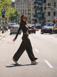 4F Spodnie z szerokimi nogawkami damskie 4F x Anna Lewandowska - brązowe XL. Brązowe spodnie dresowe 4f, bez wzorów, z dresówki. Za 189.99 zł.