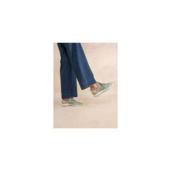 Buty z recyklingu dla kobiet TBS Confort. Zielone buty sportowe lifestyle TBS, bez wzorów, bez zapięcia. Za 428.40 zł.
