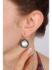 Pierres delicates Pozłacane kolczyki z masą perłową rozmiar: onesize. Białe kolczyki Pierres delicates, z cyrkonią, pozłacane. Za 105.14 zł.