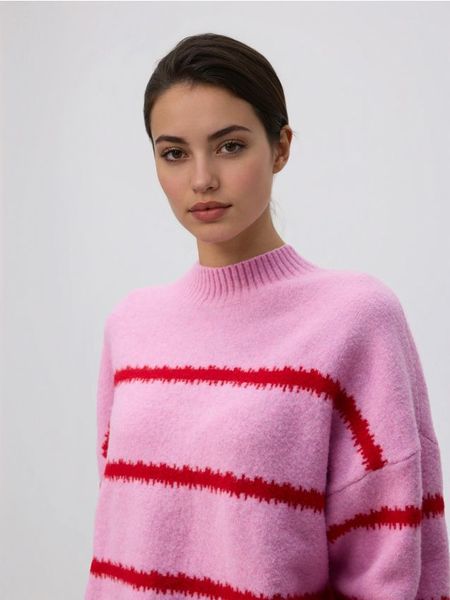 Sweter w paski - różowy. Czerwone swetry Reserved, l, bez wzorów, z dzianiny, bez ramiączek. W wyprzedaży za 99.99 zł.