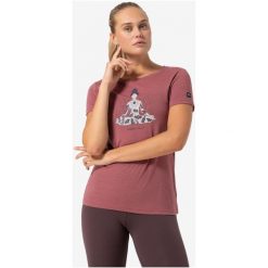 Koszulka z krótkim rękawem damska SUPER.NATURAL W Larissa Tee. Czerwone t-shirty sportowe super.natural, l, bez wzorów, bez ramiączek. Za 249.99 zł.