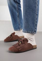 Brązowe Klapki Mule z Imitacji Zamszu Zdobione Koralikami i Frędzlami Elwedena. Brązowe klapki Born2be, z aplikacjami, z jeansu, boho, bez obcasa, na płaskiej podeszwie, bez zapięcia. Za 89.99 zł.