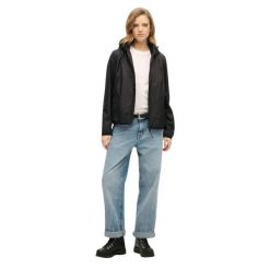 Kurtka przeciwwiatrowa z kapturem i logo dla kobiet Superdry. Czarne kurtki Superdry, bez wzorów, klasyczne, z kapturem. Za 351.00 zł.