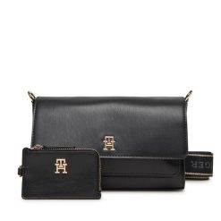 Torebka Tommy Hilfiger. Czarne listonoszki Tommy Hilfiger, bez wzorów, bez dodatków. Za 319.99 zł.