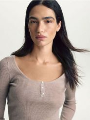 Sweter z wełny merino - beżowy. Brązowe swetry Reserved, l, bez wzorów, z wełny, bez ramiączek. Za 199.99 zł.