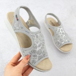 Sandały damskie na podwyższeniu elastyczne w kwiaty szare Unisoft 7196. Szare sandały eVento, bez wzorów, z tkaniny, bez obcasa, bez zapięcia. Za 159.99 zł.