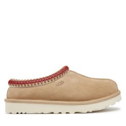 Śniegowce Ugg. Brązowe kapcie UGG, bez wzorów, bez zapięcia. Za 559.99 zł.