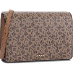 Torebka DKNY - Bryant-Sm Flap Cbody R83EJ623 Mocha logo-Vic 9MV. Listonoszki marki DKNY. W wyprzedaży za 349.00 zł.