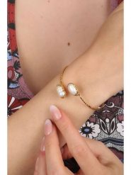 Pierres delicates Pozłacana bransoletka z perłami rozmiar: onesize. Białe bransoletki Pierres delicates, z perłą, pozłacane. Za 100.28 zł.