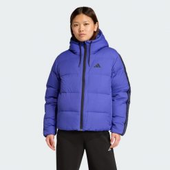 Puchowa kurtka z kapturem Essentials Climawarm z 3 paskami. Niebieskie kurtki adidas, bez wzorów, z puchu, casualowe, z kapturem. W wyprzedaży za 388.50 zł.