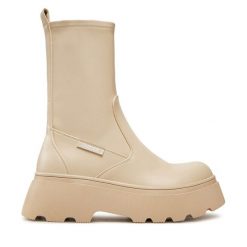 Botki Guess. Brązowe botki Guess, z aplikacjami, bez obcasa, na płaskiej podeszwie, bez zapięcia. Za 329.99 zł.