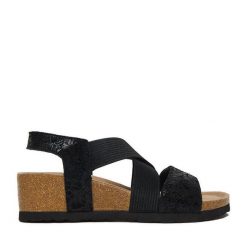 Sandały Go Soft. Czarne sandały GO SOFT, bez wzorów, bez obcasa, na koturnie, bez zapięcia. Za 159.99 zł.