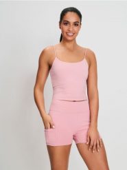 Dopasowane szorty sportowe Gym Hard - różowy. Czerwone szorty sportowe Sinsay, bez wzorów. Za 29.99 zł.