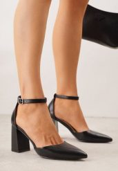 Czarne Czółenka na Słupku w Klasycznym Stylu ze Szpiczastym Noskiem Zelelle. Czarne czółenka Renee, bez wzorów, eleganckie, ze szpiczastym noskiem, bez obcasa, na słupku, bez zapięcia. Za 99.99 zł.