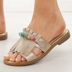 Złote płaskie klapki damskie M.Daszyński 2060-26. Żółte klapki M.Daszyński, bez wzorów, z jeansu, eleganckie, bez obcasa, na płaskiej podeszwie, bez zapięcia. Za 169.00 zł.