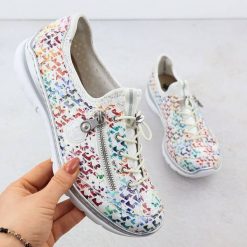 Półbuty sportowe damskie ażurowe białe Rieker L3252-90. Białe półbuty wsuwane Rieker, w ażurowe wzory, z tkaniny, sportowe, bez obcasa. Za 233.99 zł.