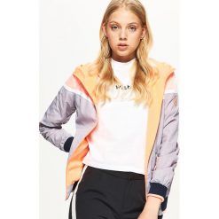 Kurtka wiatrówka - Jasny szary. Kurtki marki Cropp. W wyprzedaży za 49.99 zł.