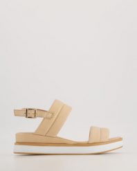 BEŻOWE SANDAŁY DAMSKIE 426659 BEIGE. Brązowe sandały Venezia, bez wzorów, ze skóry, bez obcasa, na platformie, bez zapięcia. Za 199.00 zł.