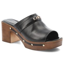 Klapki damskie Karino, skóra naturalna wsuwany fason odkryty nosek szeroki pasek z metalowym logo gruba drewniana platforma, czarne, 6008/076-P. Czarne klapki Karino, bez wzorów, ze skóry, eleganckie, bez obcasa, na obcasie, bez zapięcia. Za 509.00 zł.