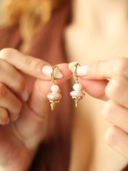 L'Atelier de Gaia Pozłacane kolczyki rozmiar: onesize. Brązowe kolczyki L'Atelier de Gaia, z perłą, pozłacane. Za 43.99 zł.