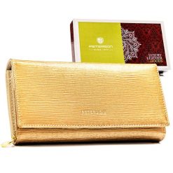Duży, złoty portfel damski ze skóry naturalnej zamykany na zatrzask - Peterson. Żółte portfele Peterson, bez wzorów, z lakierowanej skóry. Za 129.99 zł.
