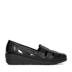 Półbuty Rieker. Czarne półbuty wsuwane Rieker, bez wzorów, bez obcasa, na koturnie. Za 349.99 zł.