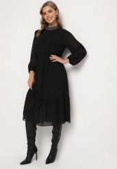 Czarna Sukienka z Gumką w Talii Ozdobiona Aplikacjami przy Dekolcie Lilirae. Czarne sukienki Born2be, na imprezę, l, z aplikacjami, eleganckie, bez kołnierzyka, bez ramiączek, midi, kopertowe. W wyprzedaży za 83.99 zł.