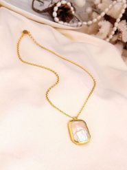 Pierres delicates Pozłacany naszyjnik z zawieszką - dł. 45 cm rozmiar: onesize. Brązowe naszyjniki Pierres delicates, z materiału, z perłą, pozłacane. Za 62.03 zł.
