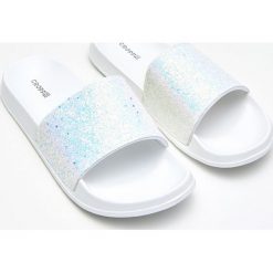 Klapki - Biały. Klapki marki Cropp. Za 49.99 zł.