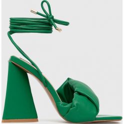 Answear Lab sandały kolor zielony. Zielone sandały Answear Lab, bez wzorów, z materiału, bez obcasa, na obcasie, bez zapięcia. Za 179.99 zł.