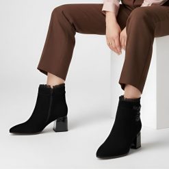 Botki damskie S. Barski, zamszowe na słupku i z materiałowym wnętrzem, czarne, MR52-127. Czarne botki S.BARSKI, z aplikacjami, z lakierowanej skóry, eleganckie, bez obcasa, na obcasie, bez zapięcia. Za 319.00 zł.