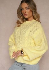 Żółty Sweter z Wełną o Eleganckim Warkoczowym Splotem Makkaria. Żółte swetry Renee, na jesień, z aplikacjami, z jeansu, eleganckie, bez ramiączek. W wyprzedaży za 127.99 zł.