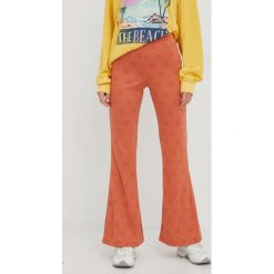 Billabong spodnie damskie kolor pomarańczowy dzwony medium waist. Brązowe spodnie materiałowe Billabong, bez wzorów, z materiału. W wyprzedaży za 209.99 zł.