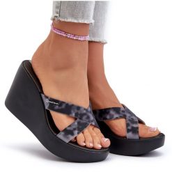 Klapki Damskie Na Koturnie 83520 Ipanema High Fashion Slide Fem Czarne. Czarne klapki bez wzorów, casualowe, bez obcasa, na koturnie, bez zapięcia. Za 308.70 zł.