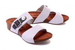 DR. BRINKMANN 700959-3 weiss, klapki damskie. Białe klapki Dr. Brinkmann, bez wzorów, ze skóry, bez obcasa, bez zapięcia. Za 274.90 zł.