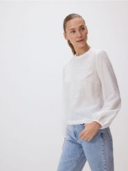 Bluzka z haftowanym wzorem - biały. Białe bluzki Reserved, l, bez wzorów, z wiskozy, bez kołnierzyka, bez ramiączek. Za 119.99 zł.
