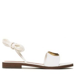 Sandały Guess. Białe sandały Guess, z aplikacjami, bez obcasa, na płaskiej podeszwie, bez zapięcia. Za 259.99 zł.
