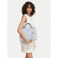 Torebka KARL LAGERFELD. Niebieskie torebki klasyczne KARL LAGERFELD, bez wzorów, klasyczne, bez dodatków. Za 549.99 zł.