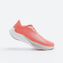 Buty do biegania damskie Kiprun KD900 light. Czerwone buty do biegania KIPRUN, bez wzorów, z kauczuku, bez zapięcia, do biegania. Za 449.99 zł.