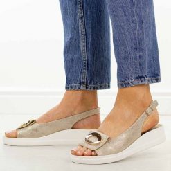 Złote sandały damskie na platformie Potocki 43368. Żółte sandały POTOCKI, z aplikacjami, ze skóry, eleganckie, z okrągłym noskiem, bez obcasa, na platformie, bez zapięcia. Za 169.00 zł.