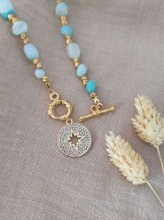 Nakkash Pozłacany naszyjnik z kamieniami szlachetnymi - dł. 45 cm rozmiar: onesize. Niebieskie naszyjniki Nakkash, z materiału, z agatem, pozłacane. Za 43.99 zł.